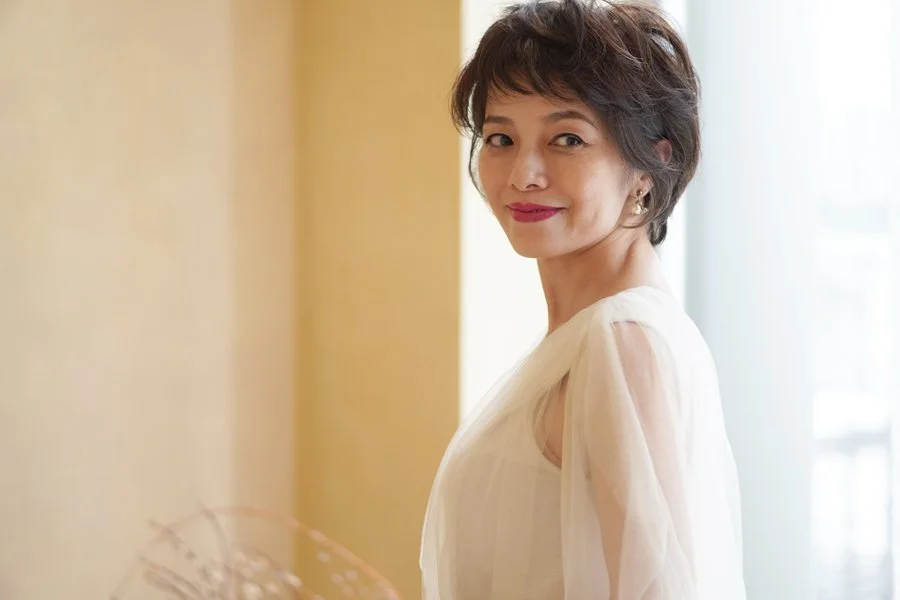 髪が変わると気持ちも変わる。くせ・うねりを活かす50代のショートヘア